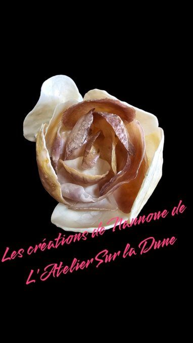 "Rose" en nacre d’huître  ou Anomie de la baie de Quiberon 